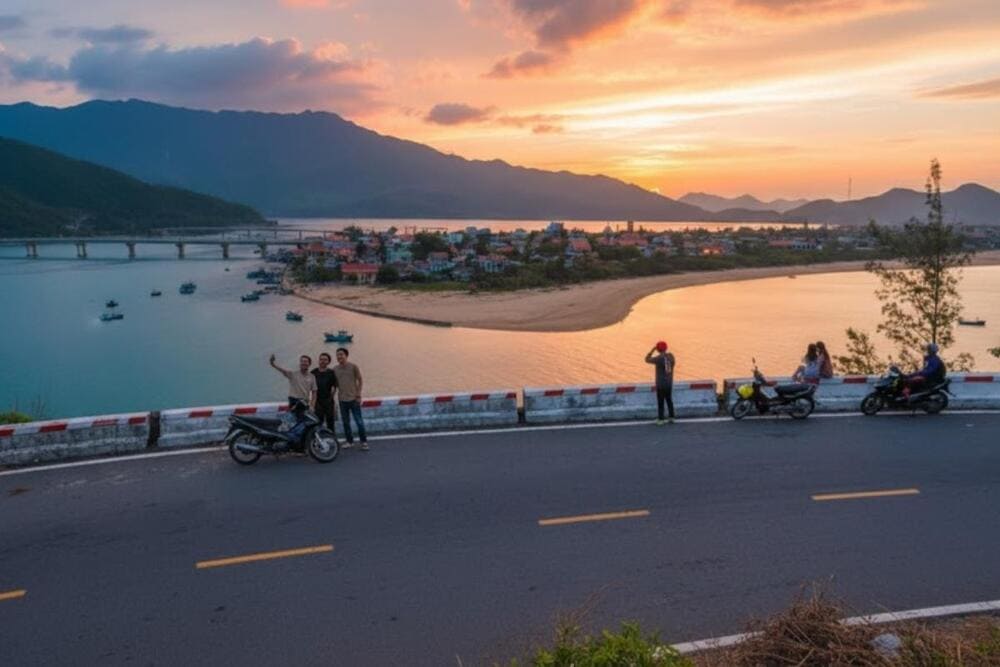 Bãi biển Lăng Cô là bãi biển công cộng và miễn phí, phù hợp với mọi du khách